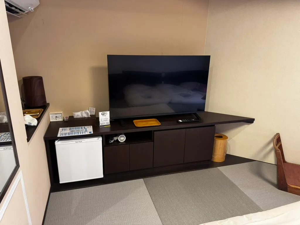 客室のテレビ台と冷蔵庫